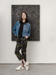 Jacket | VERONICA BEARD Jean | 6397  T-shirt | FRAME Shoe | VEJA Painting | JENNIFER WAGNER TWILIGHT SKYJacket | VERONICA BEARD Jean | 6397  T-shirt | FRAME Shoe | VEJA Painting | JENNIFER WAGNER TWILIGHT SKY